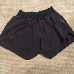 Lululemon Track The Mid Rise Lined  Short Womens 4" Size 4
